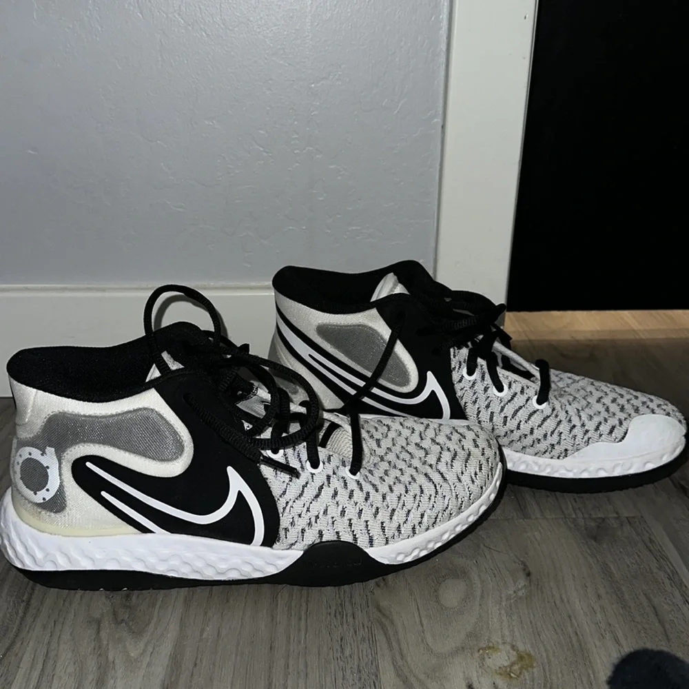 Nike Men's Size 9.5 KD Trey 5 VIII Basketball Shoes - Picture 2 of 6